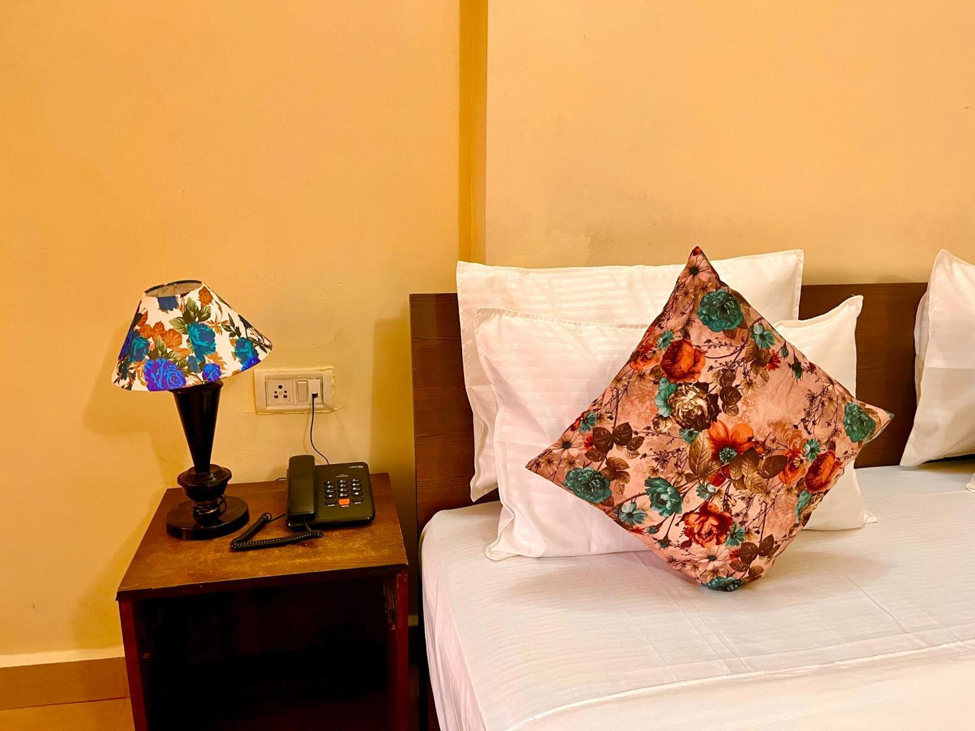 Summer Beach Resort, Goa - #Near Baga Beach #Swimming Pool #Garden #Bar #Lift #Premium Rooms #Property Of The Year #70565-84665 Calangute Bagian luar foto